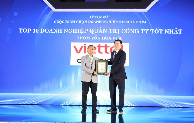 Đại diện Tổng công ty cổ phần Công trình Viettel (bên phải ) nhận giải Quản trị công ty tốt nhất năm 2024 Đại diện Tổng công ty cổ phần Công trình Viettel (bên phải ) nhận giải Quản trị công ty tốt nhất năm 2024