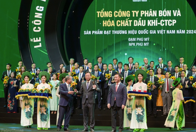 Ông Phan Công Thành - Tổng giám đốc PVFCCo tại Lễ vinh danh “Thương hiệu quốc gia Việt Nam” năm 2024