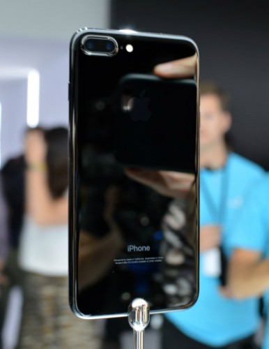 iPhone 7 Plus Jet Black khan hàng tại Việt Nam ảnh 2