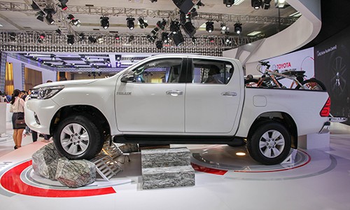 Toyota Hilux 2016 giá từ 697 triệu, quyết đấu Ford Ranger ảnh 2