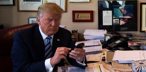 Trump không bỏ điện thoại đang dùng khi vào Nhà Trắng ảnh 1