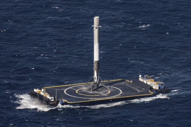 Phóng thành công tên lửa tái sử dụng, Elon Musk ghi tên mình vào lịch sử nhân loại ảnh 1