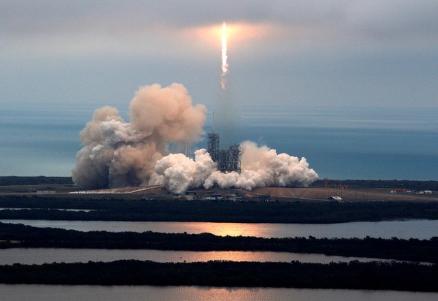 Phóng thành công tên lửa tái sử dụng, Elon Musk ghi tên mình vào lịch sử nhân loại ảnh 2
