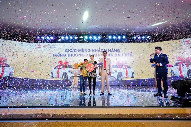 Kl994 game bài casino hấp dẫn Hà Đô chúc mừng khách hàng trúng thưởng xe Mercedes đầu tiên ảnh 1