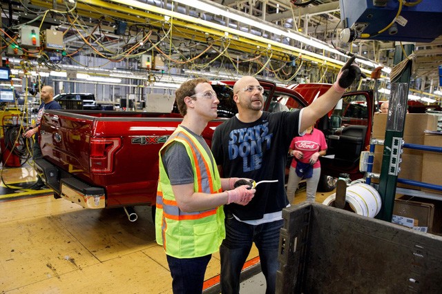 Mark Zuckerberg “thử việc” tại nhà máy Ford ảnh 2