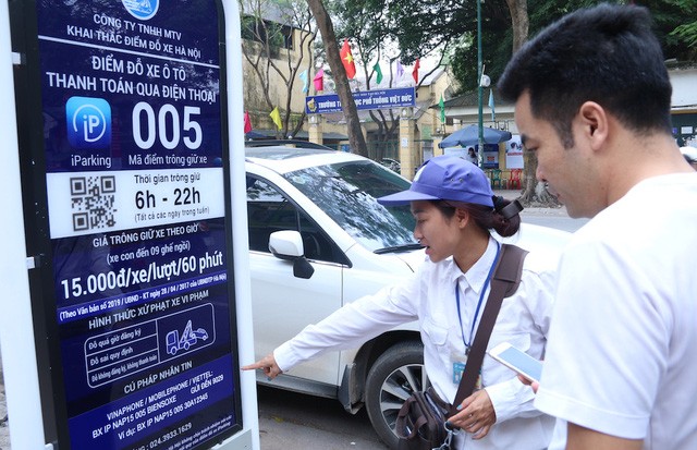 Hà Nội: Người dân lúng túng khi sử dụng công nghệ đỗ xe thông minh ảnh 1