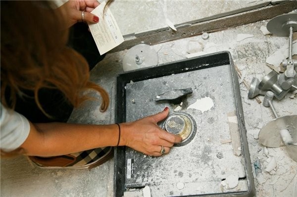 Sửa lại căn hộ, phát hiện két sắt 1,1 tỷ đồng và mật thư dẫn đến "kho báu" bí ẩn ảnh 1