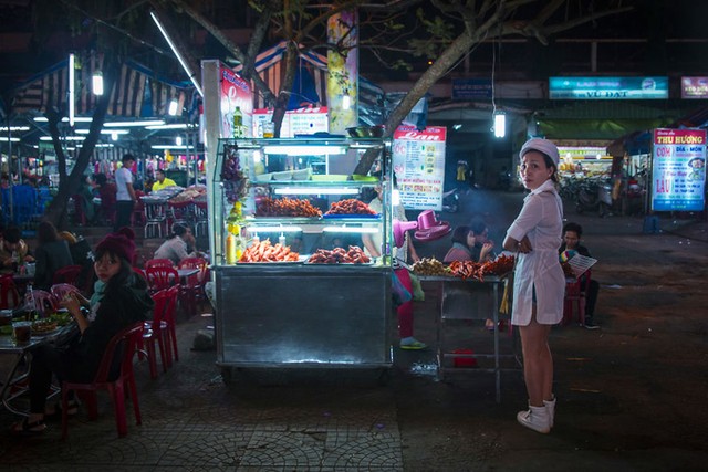 Đêm Việt Nam 'diệu kỳ' trong mắt khách Tây ảnh 2