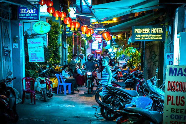 Đêm Việt Nam 'diệu kỳ' trong mắt khách Tây ảnh 6