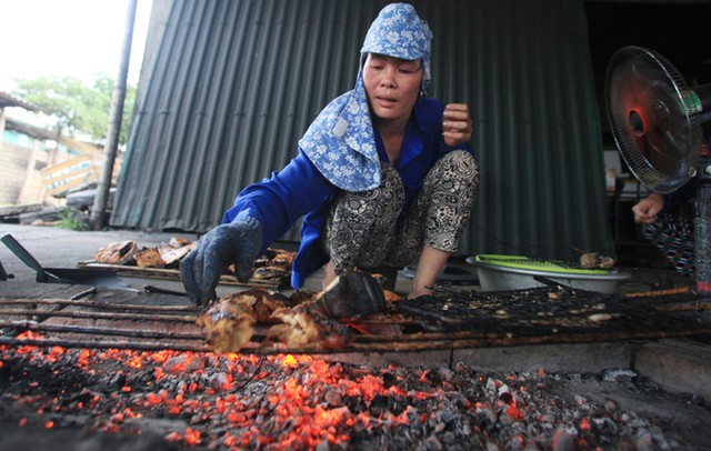 Vùng biển nướng cá thu phục vụ khách làm quà ảnh 4