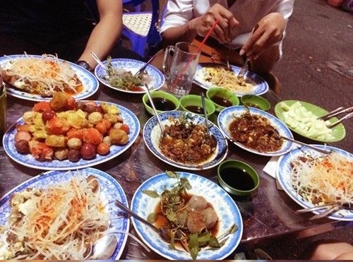 Những con hẻm ăn vặt luôn tấp nập ở Sài Gòn ảnh 1