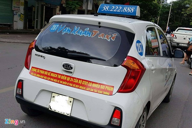 Bùng nổ taxi dán khẩu hiệu phản đối Uber, Grab ảnh 1