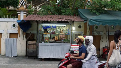 Cuộc 'săn' những hàng bánh mì ngon nhất Việt Nam của khách Tây ảnh 3