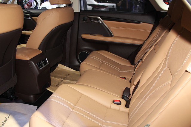 Lexus RX bản 7 chỗ giá 4,1 tỷ lần đầu ra mắt khách Việt ảnh 6