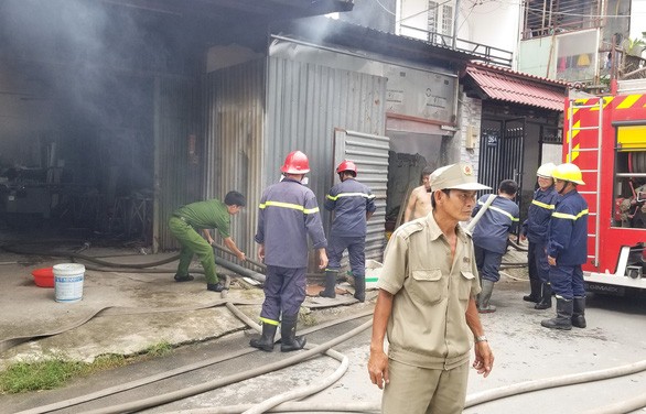 Xưởng đúc tượng ở Thủ Đức cháy dữ dội, cháy lan xưởng vải, xưởng gỗ ảnh 1