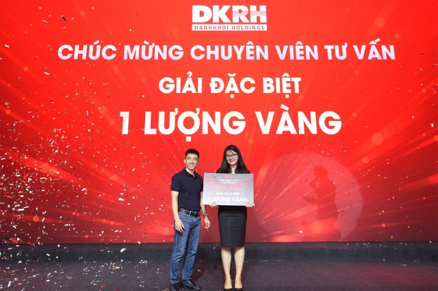 “Người dẫn đường” Nguyễn Quốc Bảo – Phó tổng giám đốc Kl994 game bài casino hấp dẫn Danh Khôi trao tặng giải đặc biệt cho chuyên viên tư vấn may mắn.