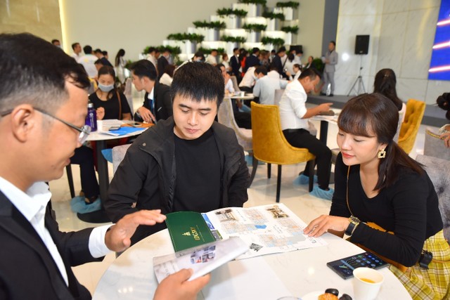 Nhiều khách hàng tìm hiểu dự án LDG Sky.