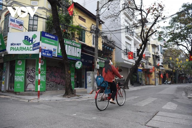 Nhiều người yêu thích đạp xe hoặc tản bộ ngày đầu năm mới trên phố cổ.