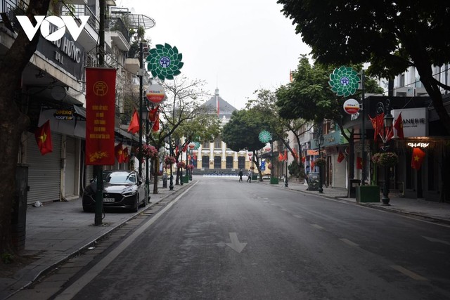Khu phố Tràng Tiền thường ngày náo nhiệt nhường chỗ cho một không gian tĩnh lặng.