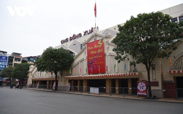 Trước cửa chợ Đồng Xuân.