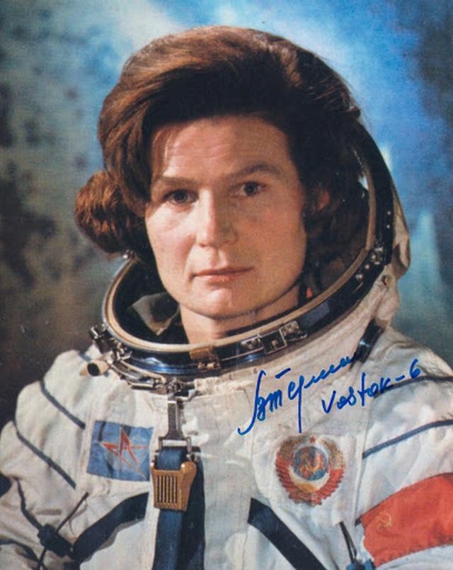 Bà Valentina Tereshkova, sinh năm 1937, là một cựu phi công nổi tiếng người Nga. Bà là người phụ nữ đầu tiên và cũng là trẻ nhất từng bay vào vũ trụ trên con tàu Vostok 6 vào tháng 6/1963. Bà bay quanh Trái đất 48 vòng với gần 3 ngày trên vũ trụ. Cho tới nay, bà vẫn là người phụ duy nhất trên thế giới từng thực hiện chuyến bay một mình vào vũ trụ.