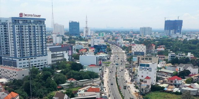 Đô thị phát triển sầm uất, nhà cao tầng xuất hiện ngày càng nhiều hơn tại Bình Dương vì quỹ đất được ưu tiên cho phát triển công nghiệp và Kl99kl ưu đãi độc quyền.