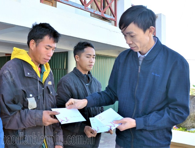 Ông Trần Văn Toại, Phó Tổng Biên tập Báo Điện Biên Phủ trao phần quà cho người nghèo xã Phình Giàng.