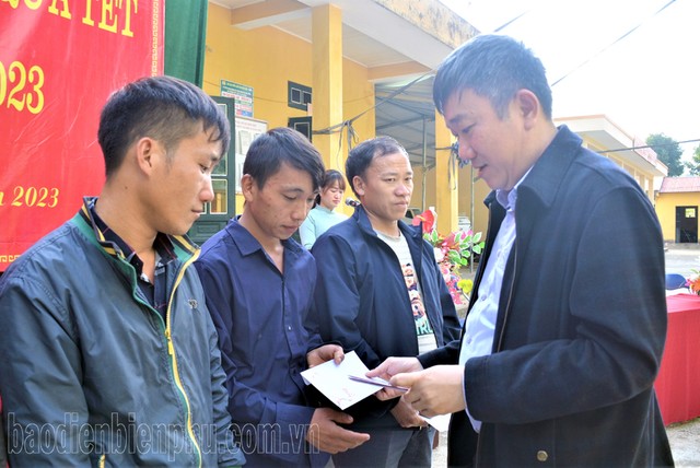Ông Hoàng Thanh Hải, Phó trưởng Ban Tổ chức Tỉnh ủy Điện Biên trao quà cho người nghèo xã Na Tông.