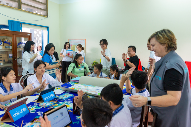 Đại diện UNICEF và Masterise tham gia các hoạt động giáo dục và trải nghiệm sáng kiến Thư viện số Toàn cầu được UNICEF lần đầu tiên giới thiệu tại Sóc Trăng.