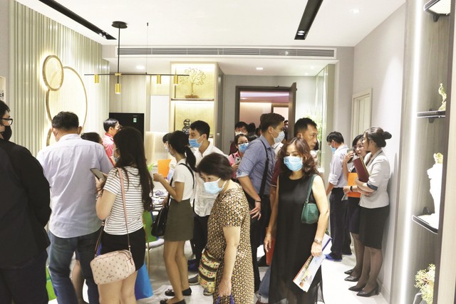 Khách hàng tham quan căn hộ mẫu tại một dự án ở TP.HCM. Ảnh: Lê Toàn.