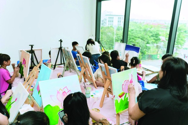 Lớp học vẽ tranh thu hút được nhiều người tham gia gồm cả người lớn và trẻ em