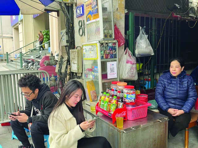 Nhiều chủ quán trà đá như bà Lan đã quen dần với VietQR trong thanh toán.