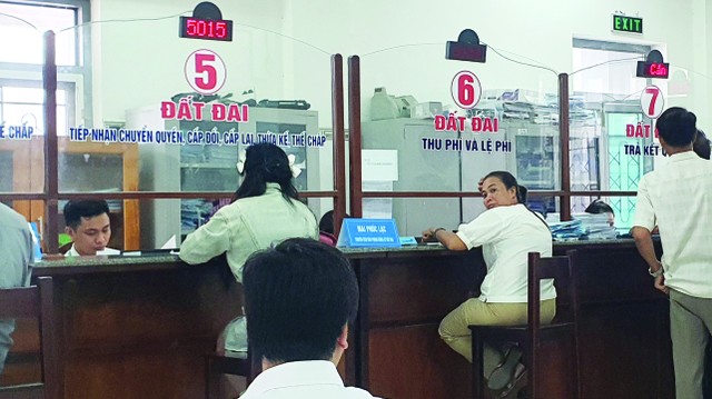 Khách hàng chờ làm việc tại một văn phòng giao dịch đất đai ở Nhơn Trạch. Ảnh: Lê Toàn. Khách hàng chờ làm việc tại một văn phòng giao dịch đất đai ở Nhơn Trạch. Ảnh: Lê Toàn.