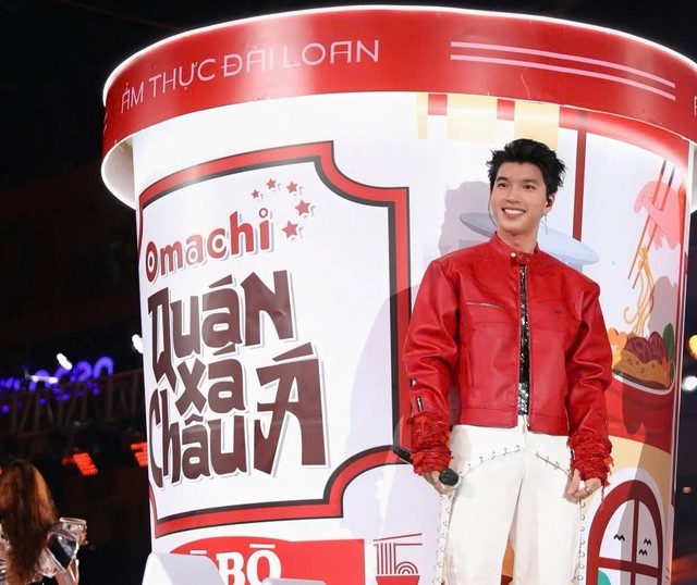 Nghệ sĩ Hieuthuhai biểu diễn tại sự kiện Omachi debut.