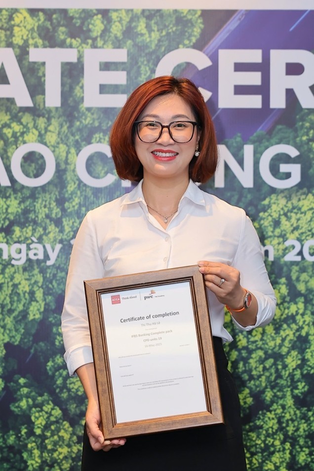 Bà Lê Thị Thu Hà, Phó Trưởng ban Định chế Kl991.com nạp rút nhanh, Agribank, đại diện học viên. Ảnh: ACCA Việt Nam