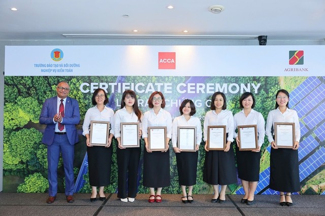 Ông Ren Varma trao Chứng chỉ cho các học viên của Agribank tham gia 3 khóa học. Ảnh: ACCA Việt Nam.