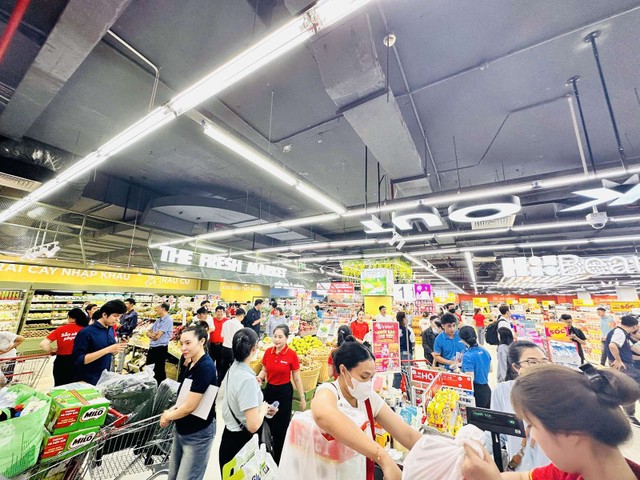 Tấp nập khách mua sắm tại siêu thị WinMart Biên Hòa.