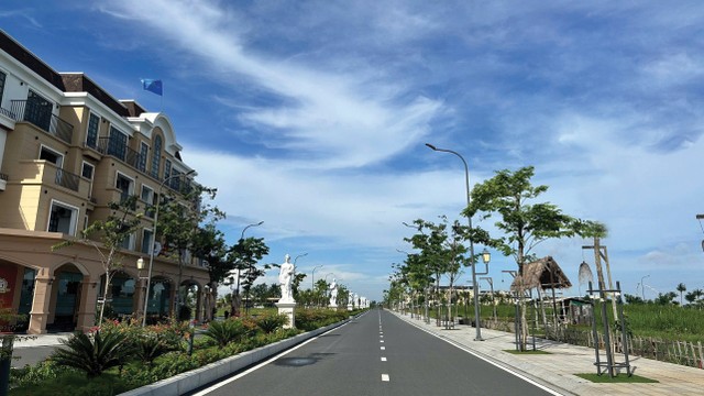 Khu vực nhà ở, các hạng mục tiện ích như sân thể thao, công viên, đường dạo… cũng vắng bóng người. Ảnh: Việt Dũng.