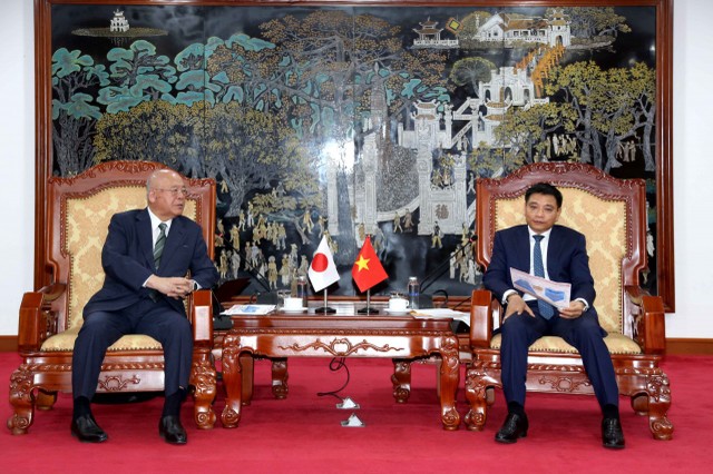Bộ trưởng Nguyễn Văn Thắng trao đổi các nội dung liên quan tới Dự án Kl99ok phiên bản mới xây dựng Trường Đại học Việt Nam - Nhật Bản. Ảnh: Đức Minh.