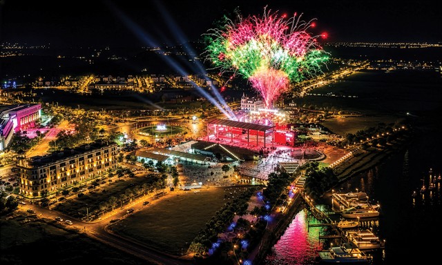 Bắn pháo hoa tại Quảng trường Aqua City. Ảnh: Lê Toàn.