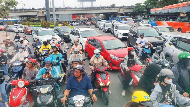 Quốc lộ 13 chuẩn bị mở rộng. Ảnh: Lê Toàn.