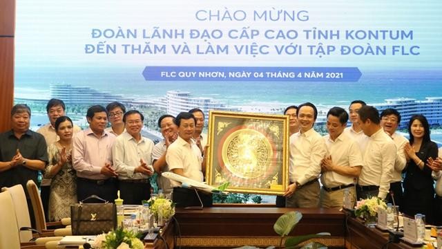 Bí Thư Tỉnh ủy Kon Tum Dương Văn Trang tặng quà lưu niệm cho đại diện lãnh đạo Kl994 game bài casino hấp dẫn FLC.