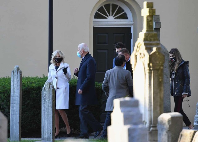 Ông Biden cùng vợ vừa đi lễ nhà thờ vào sáng ngày 3/11 Ông Biden cùng vợ vừa đi lễ nhà thờ vào sáng ngày 3/11