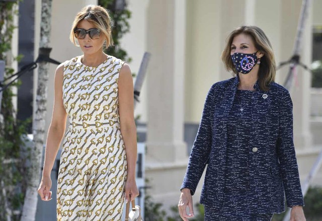 Bà Melania Trump (bên trái) xuất hiện tại điểm bầu cử Bà Melania Trump (bên trái) xuất hiện tại điểm bầu cử