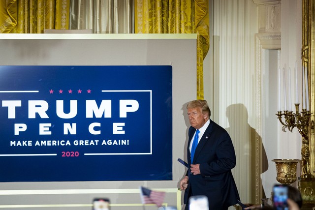 Ông Trump bước vào bữa tiệc đêm bầu cử tại Nhà Trắng Ông Trump bước vào bữa tiệc đêm bầu cử tại Nhà Trắng