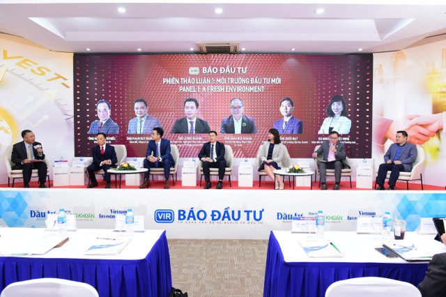 Các diễn giả trao đổi trong phiên 1 tọa đàm “Nhận diện 2023: Cơ hội Kl99ok phiên bản mới mới trong môi trường mới”. Ảnh: Dũng Minh