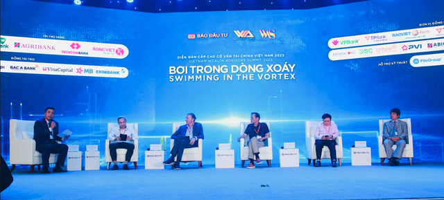 Các diễn giả trao đổi tại phiên 1 của Diễn đàn.