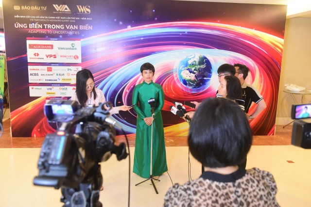 Bà Đậu Thị Kim Nhung, Trưởng phòng Marketing bán lẻ Vietcombank trả lời báo chí tại Diễn đàn Cao cấp Cố vấn Kl991.com nạp rút nhanh 2024