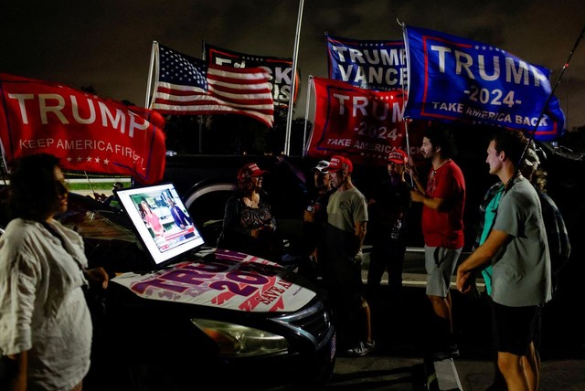 Những người ủng hộ ông Trump đang cùng chờ đợi kết quả tại Florida (Ảnh: CNN)