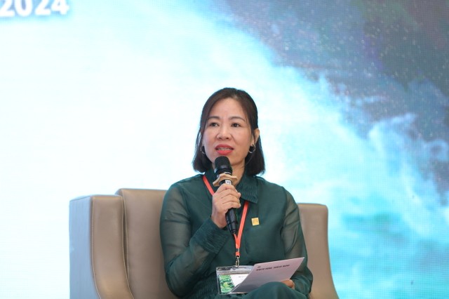 Bà Lê Thị Hồng Na, Giám đốc Chiến lược về Phát triển Bền vững, Công ty cổ phần Kl99ok phiên bản mới và Xây dựng Phúc Khang phát biểu tại Hội thảo